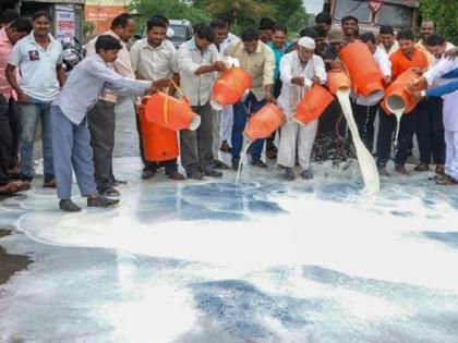 Maharashtra movement of milk cm devendra fadnavis meet with opposition | महाराष्ट्र में दूध उत्पादकों का आंदोलन खत्म करने की तैयारी, सीएम फड़णवीस विपक्ष के साथ करेंगे बैठक