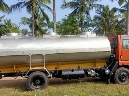 Mau Police seize liquor worth Rs 10 lakh hidden milk tanker in Mau bihar Brother what tanker Sir milk vehicle must milk When police opened tanker they shocked | मऊः भाई टैंकर में क्या है, साहब दूध की गाड़ी है तो दूध ही होगा?, टैंकर खोला तो उड़े होश