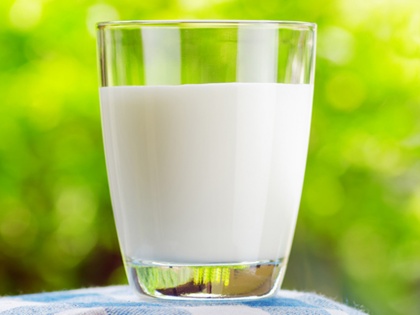 Hot milk or cold milk, which one is better for health according to body type | ठंडा या गर्म दूध? जानें क्या है आपके लिए ज्यादा सही