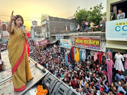 Milkipur By Election: BJP and SP busy in strengthening the caste equation! Dimple Yadav appealed to vote for Ajit Prasad by doing a road show | Milkipur By Election: जातीय समीकरण मजबूत करने में जुटी भाजपा और सपा! डिंपल यादव ने रोड शो कर अजीत प्रसाद को जिताने की अपील की Milkipur By Election: BJP and SP busy in strengthening the caste equation! Dimple Yadav appealed to vote for Ajit Prasad by doing a road show | Milkipur By Election: जातीय समीकरण मजबूत करने में जुटी भाजपा और सपा! डिंपल यादव ने रोड शो कर अजीत प्रसाद को जिताने की अपील की