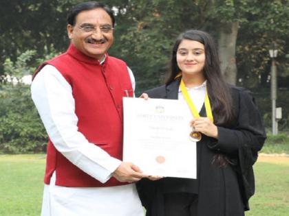 Education minister trolled over daughter gets gold at Amity University | शिक्षा मंत्री की बेटी को एमिटी यूनिवर्सिटी में मिला गोल्ड, ट्विटर पर तस्वीर शेयर की तो लोग करने लगे ट्रोल
