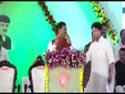 minister Jyotiraditya Scindia stopped BJP state president Vishnudutt Sharma from giving Shivpuri speech video | वीडियो: नाम बुलाने के बावजूद भी स्टेज पर नहीं बोल पाए भाजपा नेता, भाषण से पहले ही ज्योतिरादित्य सिंधिया ने प्रदेश अध्यक्ष को बोलने से रोका