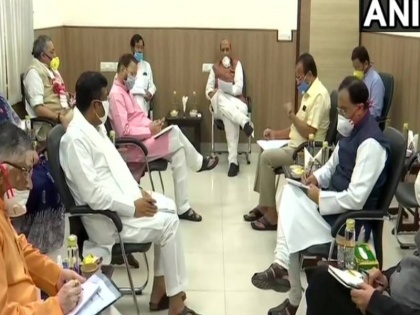 ministers meeting at Rajnath Singh's residence, discussion on lockdown corornavirus | कोरोना वायरस की स्थिति पर राजनाथ सिंह के आवास पर मंत्रियों की बैठक, लॉकडाउन के बाद के कदम पर चर्चा