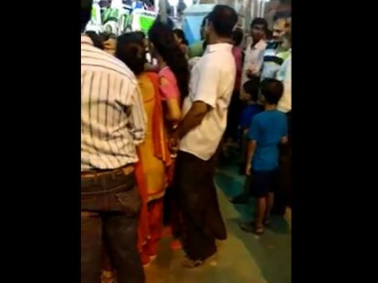West Bengal Man touching with private part to minor girl in crowd, video viral | भीड़ में नाबालिग लड़की के साथ कर रहा था नीच हरकत, वायरल वीडियो देख आप भी हो जाएंगे शर्मसार 