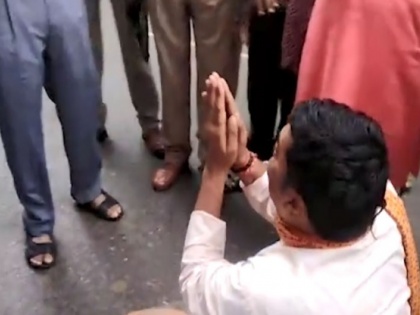 Mirzapur BJP leader Anil Singh drama sits on road viral video | जानें क्यों रोते हुये मिर्जापुर के इस बीजेपी नेता ने छुये SP के पैर?