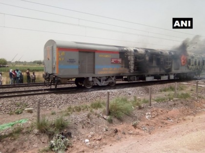 Mirzapur: Fire breaks out Kamakhya Express in engine and generator room, No injuries | मिर्जापुर में चलती कामाख्या एक्सप्रेस में लगी आग, ड्राइवर ने सूझ-बूझ से ऐसे बचाई यात्रियों की जान