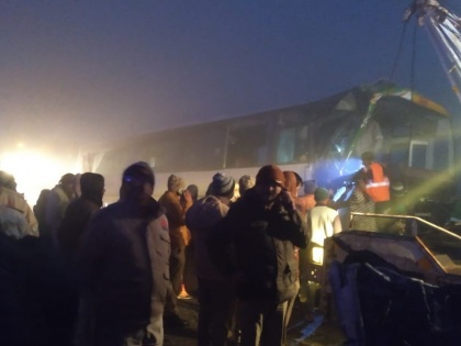 UP: After the Kannauj bus accident, a collision between bus and car in Unnao, 12 people injured | यूपी: कन्नौज बस हादसे के बाद अब उन्नाव में बस व कार के बीच हुई टक्कर, 12 लोग घायल 