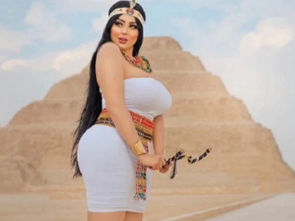 Model Salma al-Shimi and photographer arrested over bold photoshoot at ancient pyramid in Egypt | मॉडल ने मिस्र की प्राचीन पोशाक पहन खिंचवाई पिरामिड के सामने ग्लैमरस फोटो, फोटोग्राफर गिरफ्तार, जानें वजह