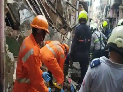 maharashtra house wall collapses in mumbai kandivali atleat five trapped | महाराष्ट्रः मुंबई के कांदिवली में घर की दीवार गिरी, मलबे में 5 लोग दबे, बचाव कार्य जारी