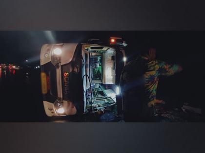 Minivan with 24 passengers crashed in Tamil Nadu's Madurai injured admitted to hospital | तमिलनाडु के मदुरै में 24 यात्रियों से भरी मिनीवैन दुर्घटनाग्रस्त, घायलों को अस्पताल में भर्ती कराया गया