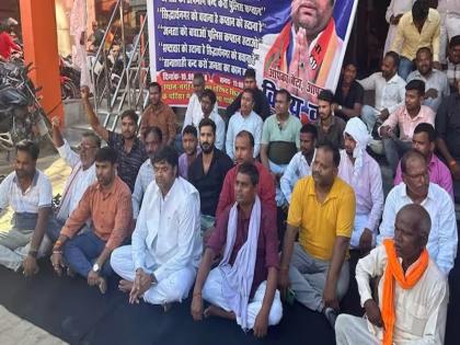 UP: MLA sits on dharna to remove police captain, Vinay Verma said- CM Yogi should decide who is dearer to the public or the officers | UP: पुलिस कप्तान को हटवाने के लिए धरने पर बैठे विधायक, विनय वर्मा ने कहा- सीएम योगी तय करें जनता प्यारी है या अफसर