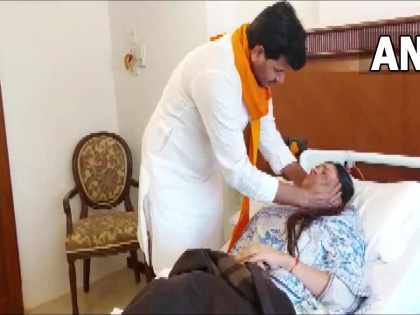 Matoshree Hanuman Chalisa row MLA Ravi Rana granted bail meet his wife and MP Navneet Rana Lilavati Hospital Mumbai | मातोश्री हनुमान चालीसा विवादः जेल से रिहा होने के बाद लीलावती अस्पताल में पत्नी नवनीत से मिले  विधायक रवि राणा, जानें पूरा मामला