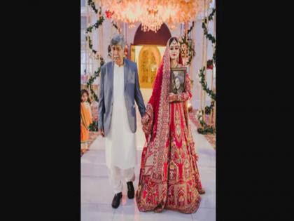 viral video shows bride crying holding mom photo in hand with father internet reacts on emotional clip | Viral Video: बेटी ने रोते हुए थामा पिता का हाथ, सीने से लगाया मृत मां की तस्वीर, अपनी शादी में कुछ इस तरह की मम्मी को याद viral video shows bride crying holding mom photo in hand with father internet reacts on emotional clip | Viral Video: बेटी ने रोते हुए थामा पिता का हाथ, सीने से लगाया मृत मां की तस्वीर, अपनी शादी में कुछ इस तरह की मम्मी को याद