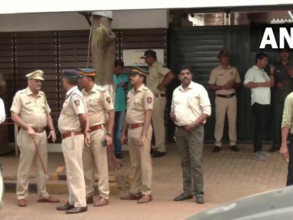 MNS chief Raj Thackeray wife Sharmila Thackeray leaves residence in Mumbai Police heightened security loudspeaker row | लाउडस्पीकर विवाद के बीच मनसे प्रमुख राज ठाकरे के निवास की सुरक्षा बढ़ाई, जानें मामला