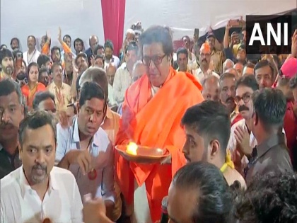 mns president raj thackeray reached pune to attend maha aarti program in hanuman chalisa | हनुमान जयंती पर एमएनएस प्रमुख राज ठाकरे ने आरती में लिया भाग, बाला साहब ठाकरे के गेट अप में आए नजर