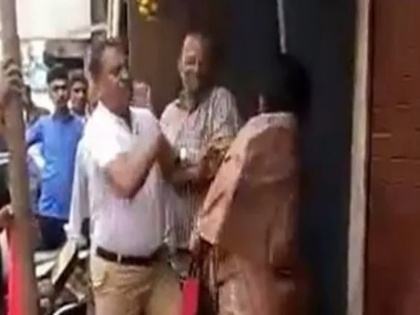 In Mumbai's Kamathipura, MNS man slaps, shoves woman during quarrel; three held | Watch: मुंबई के कमाठीपुरा में एमएनस नेता ने महिला को मारा थप्पड़, धक्का देकर नीचे गिराया, वीडियो वायरल होने पर आरोपी गिरफ्तार