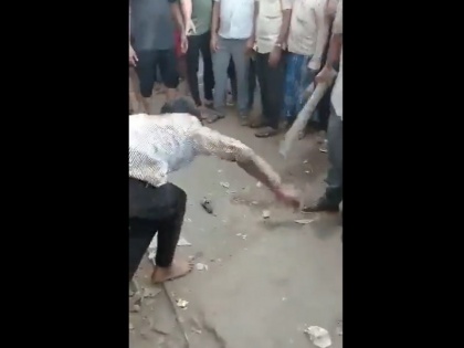 Mob lynching incident in Mumbai's Nalasopara, Waris Pathan tweeted the video of the incident and said, "Muslim hai to mar doge?" | मुंबई के नालासोपारा में हुई मॉब लिंचिंग की घटना, वारिस पठान ने घटना का वीडियो ट्वीट करके कहा, "मुसलमान है तो मार दोगे?"