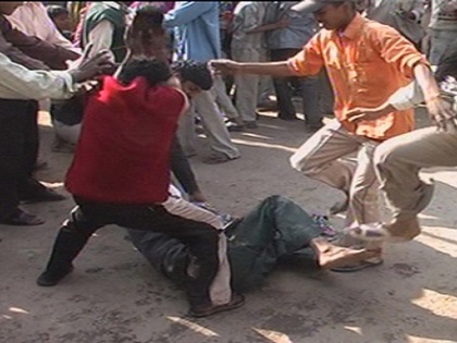 UP: Mob lynching with Shahrukh Khan in Bareilly, FIR filed on 30 people | यूपी में 'शाहरुख खान' के साथ हुई मॉब लिंचिंग, 30 लोगों पर FIR दर्ज