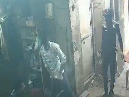 mumbai smartphone blast inside pocket viral video | वीडियो: जेब में रखा मोबाइल अचानक फटा, इसके बाद जो हुआ उसे देख हो जाएंगे दंग
