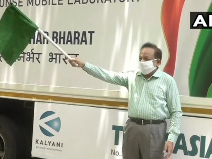 Delhi: Union Health Minister Harsh Vardhan launched India’s first mobile lab for COVID19 testing | Covid-19 की जांच के लिए स्वास्थ्य मंत्री हर्षवर्धन ने शुरू की भारत की पहली मोबाइल लैब, देश के दुर्गम स्थानों में किया जाएगा तैनात