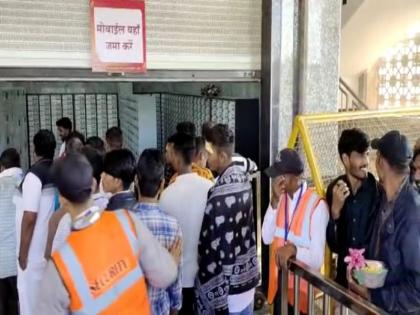On the first day of the mobile ban, 36 people were caught and fined from the temple premises | उज्जैन: मोबाइल प्रतिबंध के पहले दिन मंदिर परिसर से 36 लोगों को पकड़कर जुर्माना वसूला गया On the first day of the mobile ban, 36 people were caught and fined from the temple premises | उज्जैन: मोबाइल प्रतिबंध के पहले दिन मंदिर परिसर से 36 लोगों को पकड़कर जुर्माना वसूला गया