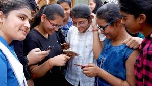 bihar village panchayat issues dikatat banning use of mobile phones by students | बिहार के गांव में पंचायत का फरमान- मोबाइल का इस्तेमाल नहीं कर सकेंगे दसवीं के छात्र-छात्रा, लिए गए ये अन्य बड़े फैसले