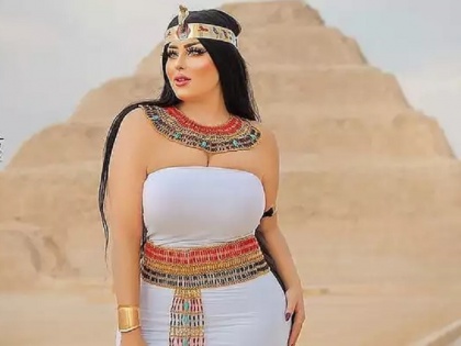 egypt arrests photographer for sexy pyramid photoshoot with model | Egypt Ancient Pyramid: मॉडल ने ख‍िंचवाई 'भड़काऊ' तस्‍वीरें, मचा बवाल
