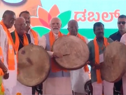 Karnataka election Prime Minister Narendra Modi tried his hands on a traditional instrument today in Chitradurga | वीडियोः पीएम मोदी ने चित्रदुर्ग में संबोधन से पहले बजाया कर्नाटक का पारंपरिक वाद्ययंत्र, मंच पर मौजूद अन्य नेताओं ने भी दिया साथ