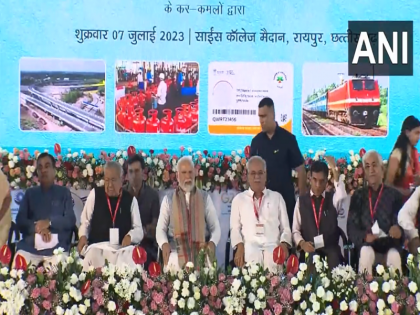 PM inaugurates, lays foundation stones of projects worth Rs 7,600 crore in Raipur | पीएम ने रायपुर में 7,600 करोड़ रुपए की 8 परियोजनाओं का उद्घाटन, शिलान्यास किया; अंतागढ़ से रायपुर के लिए एक नई ट्रेन को दिखाई हरी झंडी