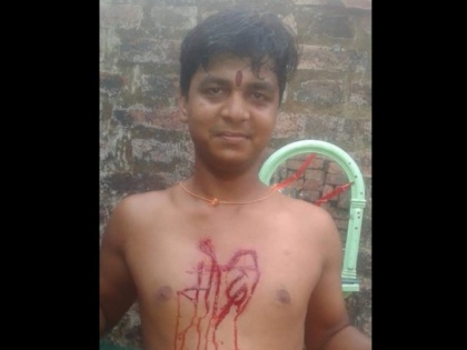 Bihar youth uses knife to carve PM Narendra Modi's name on his chest | बीजेपी की जीत से खुशी युवक ने सीने पर चाकू से गोदा 'मोदी', बलिदान करने को भी तैयार
