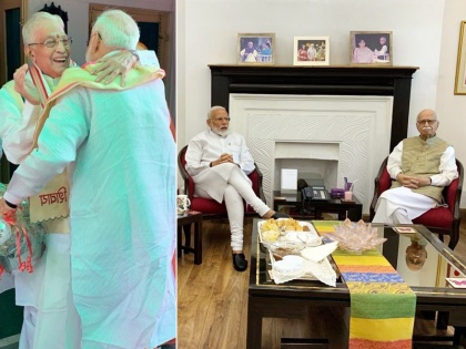 lok sabha election 2019 pm narendra modi and amit shah meets lk advani and murli manohar joshi | वीडियो: जीत के बाद मुरली मनोहर जोशी से गले मिले पीएम मोदी, आडवाणी के घर पहुंच कर छूए पैर