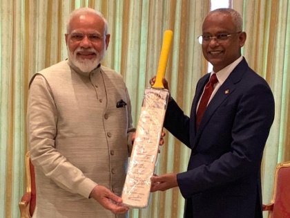 Focus on cricket diplomacy as PM Narendra Modi gifts bat to Maldives President Solih | पीएम मोदी ने मालदीव के राष्ट्रपति को दिया भारतीय टीम द्वारा साइन किया बैट