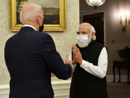 PM Narendra Modi receives warm welcome by Joe Biden at White House video | वीडियो: बाइडन को देखते ही पीएम मोदी ने किया नमस्ते तो अमेरिका राष्ट्रपति ने आगे बढ़कर मिलाया हाथ, कुछ ऐसी गर्मजोशी से मिले दोनों नेता