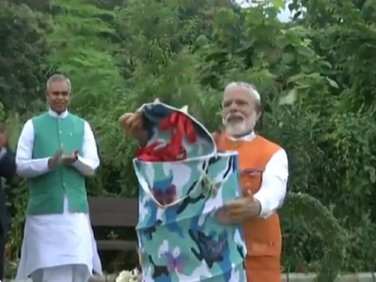 Prime Minister Narendra Modi Butterfly Garden in Kevadiya people ask why Butterfly in bag | पीएम मोदी ने बटरफ्लाई गार्डन में उड़ाई तितलियां, लोगों ने पूछा- आखिर इन्हे बैग में क्यों किया गया था कैद