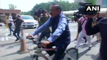 Health Minister Dr Harshvardhan handled the work, bicycling ministry | स्वास्थ्य मंत्री डॉ हर्षवर्धन ने संभाला कार्यभार, साइकिल से पहुंचे मंत्रालय