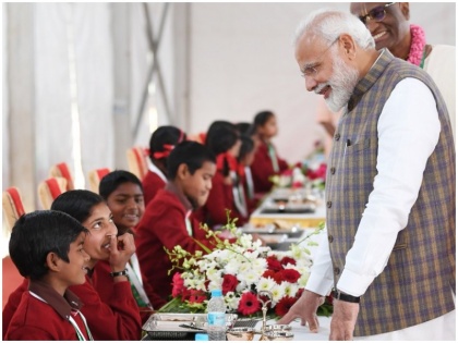 Narendra Modi viral video with mathura mid day meal child girl | जब बच्ची ने पीएम मोदी को दिया ऐसा जवाब, नहीं रोक पाए लोग अपनी हंसी, वीडियो हुआ वायरल