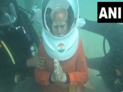 VIDEO Modi sits in dhyan underwater, offers morpankh at submerged Dwarka | VIDEO: गहरे समुद्र के अंदर ध्यान में बैठे पीएम मोदी, जलमग्न द्वारका में मोरपंख चढ़ाया, देखें
