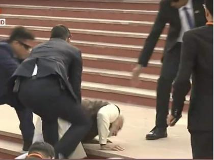 Ganga ghat stairs will reconstruct where Narendra Modi falls in kanpur | कानपुर में गंगा के अटल घाट की जिन सीढ़ियों पर फिसले थे पीएम मोदी, उनको तोड़कर दोबारा बनाएगा प्रशासन Ganga ghat stairs will reconstruct where Narendra Modi falls in kanpur | कानपुर में गंगा के अटल घाट की जिन सीढ़ियों पर फिसले थे पीएम मोदी, उनको तोड़कर दोबारा बनाएगा प्रशासन