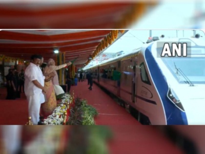 PM Modi flags off Vande Bharat Express between Secunderabad and Tirupati | तेलंगाना को मिली दूसरी वंदे भारत ट्रेन, पीएम मोदी ने सिकंदराबाद-तिरुपति वंदे भारत एक्सप्रेस को दिखाई हरी झंडी, देखें वीडियो