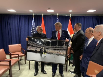 United States PM Narendra Modi presented a framed photograph from the HowdyModi event to US President Donald Trump | पीएम मोदी ने ट्रम्प को भेंट की हाउडी मोदी कार्यक्रम की फ्रेम की हुई तस्वीर
