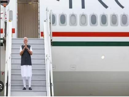 Indian community warmly welcomes PM Modi in France, Prime Minister also greets with folded hands | WATCH: फ्रांस में भारतीय समुदाय ने हाथ में तिरंगा लिए पीएम मोदी किया जोरदार स्वागत, प्रधानमंत्री ने भी किया नमस्कार
