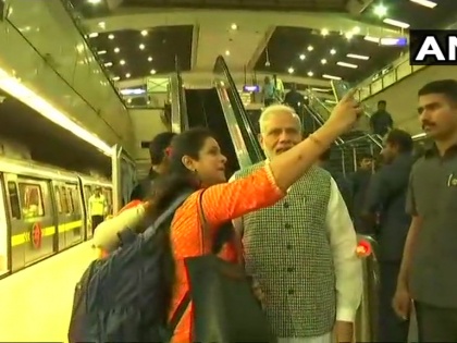Delhi: PM Modi clicks selfies with metro commuters, will dedicate Dr. Ambedkar National Memorial to the nation | प्रधानमंत्री नरेंद्र मोदी ने किया दिल्ली मेट्रो का सफर, लोगों से की बातचीत, महिलाओं ने ली सेल्फी