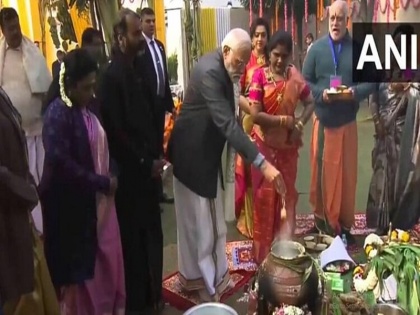 PM Modi Wears 'South Indian Lungi' To Take Part In Pongal Celebrations At MoS L Murugan's Residence In Delhi | VIDEO: राज्य मंत्री एल मुरुगन के दिल्ली स्थित आवास पर पोंगल समारोह में भाग लेने के लिए पीएम मोदी ने पहनी 'लुंगी'