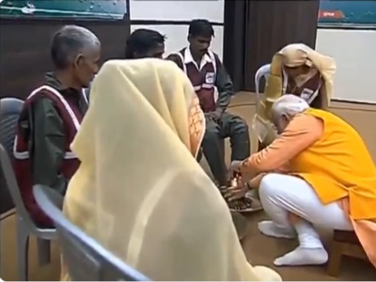 Prime Minister Narendra Modi washes feet of sanitation workers in Prayagraj | PM मोदी ने संगम में लगाई डुबकी, स्वच्छाग्रहियों के धोए पांव, कहा-ये पल जीवनभर रहेगा मेरे साथ 
