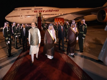 PM Modi arrives in Saudi Arabia for two day visit, to address Future Investment Initiative, to meet king salman | पीएम मोदी दो दिवसीय यात्रा पर पहुंचे सऊदी अरब, इकोनॉमिक फोरम को करेंगे संबोधित, किंग सलमान से होगी द्विपक्षीय बातचीत