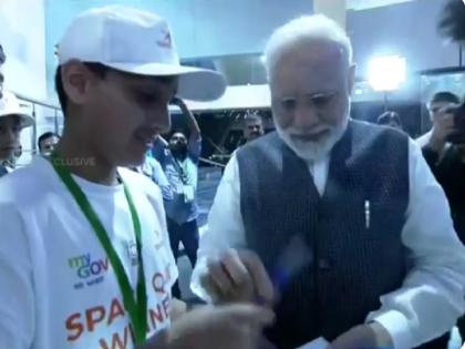 Why not Prime Minister, pm modi reply to student who came ISRO watch the landing of Vikram | जब इसरो सेंटर में पीएम मोदी से छात्र ने पूछा, राष्ट्रपति कैसे बनें, देखें प्रधानमंत्री ने क्या दिया जवाब? Why not Prime Minister, pm modi reply to student who came ISRO watch the landing of Vikram | जब इसरो सेंटर में पीएम मोदी से छात्र ने पूछा, राष्ट्रपति कैसे बनें, देखें प्रधानमंत्री ने क्या दिया जवाब?