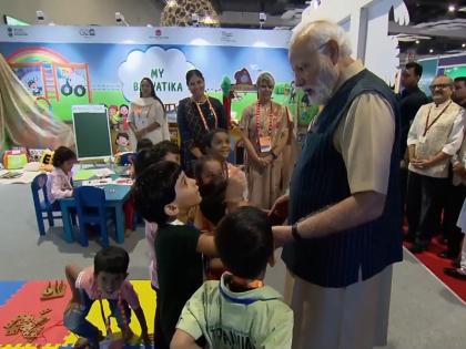 Akhil Bharatiya Shiksha Samagam PM narendra Modi asked children You know me listen what child replied watch video National Education Policy  | अखिल भारतीय शिक्षा समागमः छोटे-छोटे बच्चों से पीएम मोदी ने पूछा- मुझे जानते हैं आप लोग, सुनिए बच्चे ने क्या दिया जवाब, प्रधानमंत्री से कुछ यूं मिले, देखें वीडियो