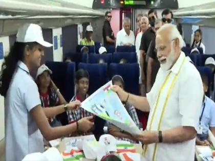PM Modi flags off Kerala's first Vande Bharat Express from Thiruvananthapuram; Travel with children watch video | पीएम मोदी ने तिरुवनंतपुरम-केरल की पहली वंदे भारत एक्सप्रेस ट्रेन में बच्चों संग की यात्रा, छात्रा ने भेंट की उनकी बनाई स्केच, देखें वीडियो