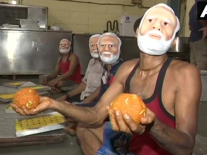 Lok Sabha Elections 2019 results: BJP candidate orders for 1500-2000 kg sweets in Borivali Mumbai | मुंबई: मिला 2000 किलो मिठाई का ऑर्डर, मोदी का मास्क पहन लड्डू बना रहे हलवाई