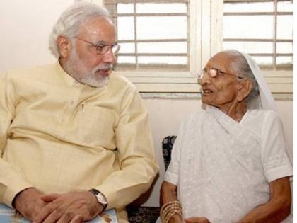 Prime Minister Narendra Modi's mother Heeraben Modi greets the media outside her residence in Gandhinagar | लोकसभा चुनाव 2019: मीडिया का अभिनंदन करने आईं पीएम मोदी की मां हीराबेन, बेटे की लगभग जीत पर जताया अभार